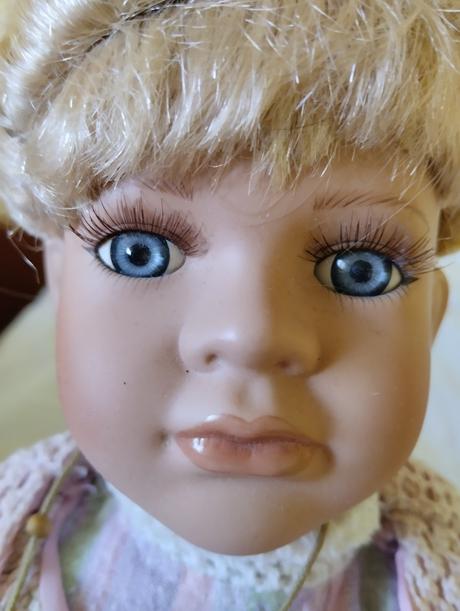 Značená porcelánová panenka, 