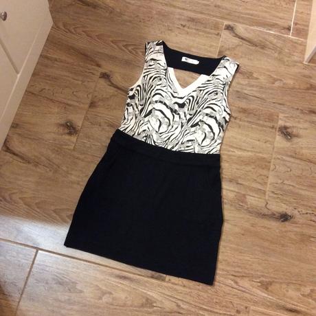 Pouzdrové šaty se zebrami, s