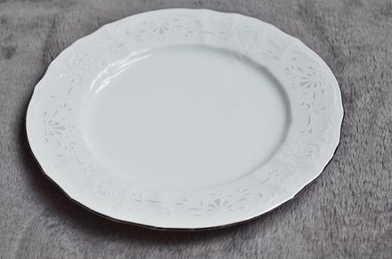 Dezertní talíř zdobený stříbrem, 