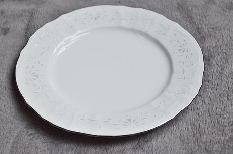 Dezertní talíř zdobený stříbrem,