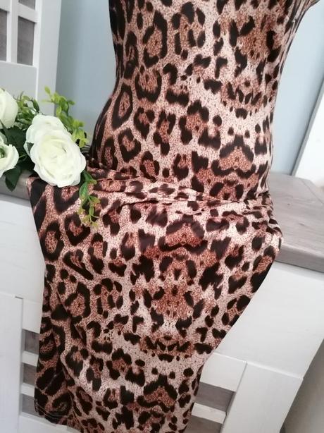 Tygrované šaty, 36