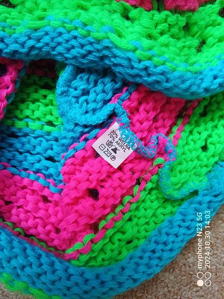 Nákrčník neonový,