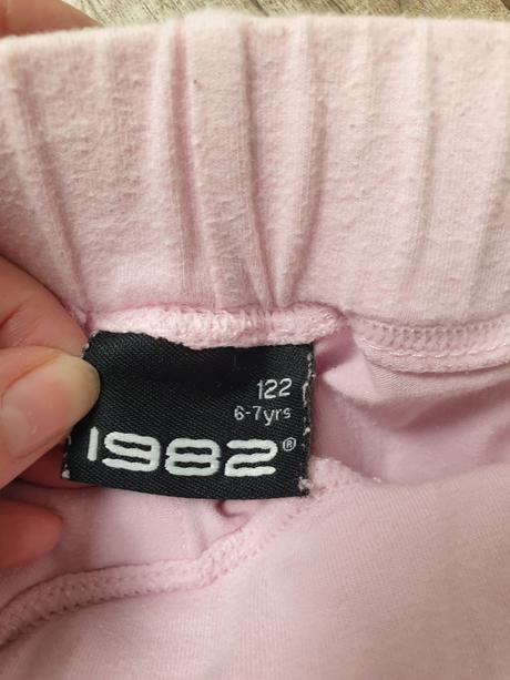 Dívčí tepláky, 122