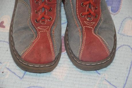 Šedočervené boty s kožíškem, šněrovadla+zip, 29