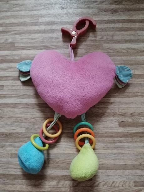 Závěsná hračka do kočáru srdíčko,