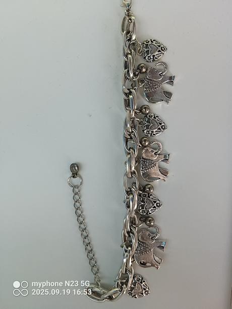 Náramek s přívěsky silný,