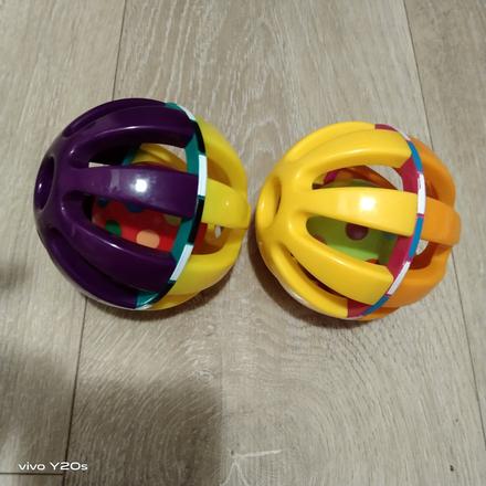 2 míčky s rolničkou pro miminko, 