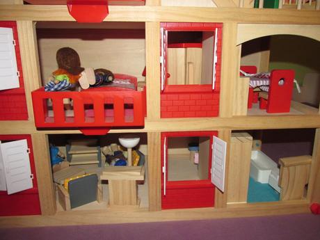 Dřevěný domeček pro panenky se zařízením playtive, 