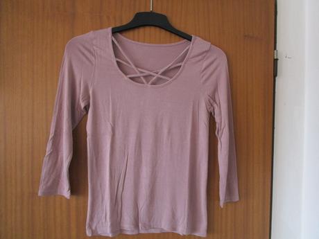 Zajímavé hnědé elast. tričko se sexy výstřihem, 36