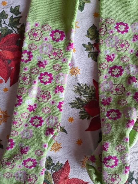 Zelené punčocháče a růžovými kytičkami, 26