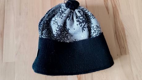 Zimní čepice s flitry, 