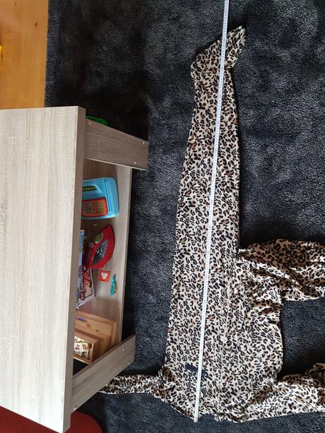 Fleesový overal značky decret, s