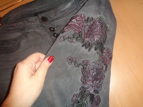 Šedé elastické skinny s vyšitými květy, 40