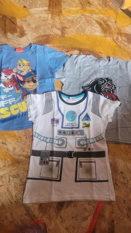 Trička, tepláky a džíny, 122–134