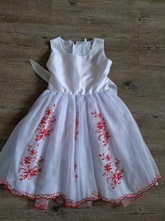 Vyšívané šaty pro družičku, 80