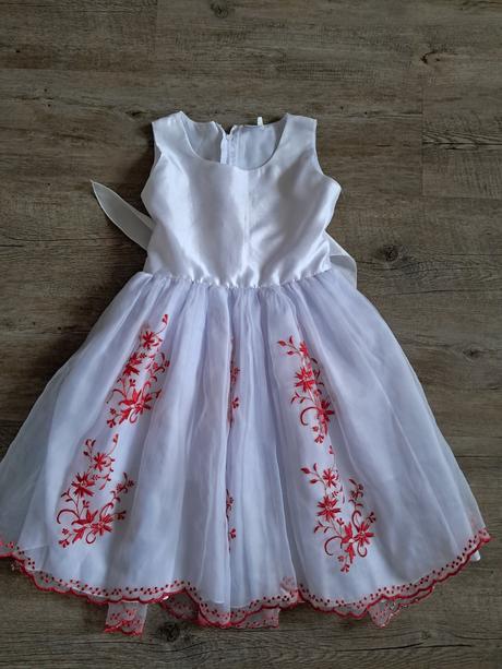 Vyšívané šaty pro družičku, 80