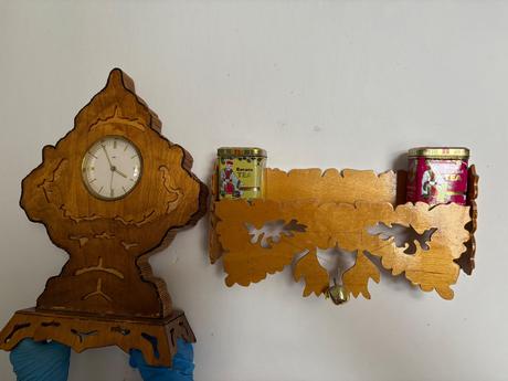 Starozitne drevene hodiny, policka a ramecky na ob, 