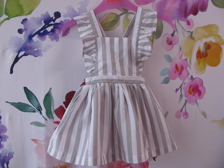 Krásná šedo bílá sukně s laclem, matalan,62