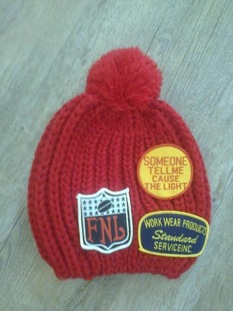 Pletená čepice s nášivkami, 