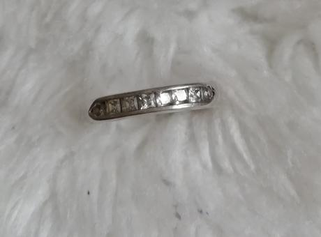 Stříbrný prstýnek s kamínky, 