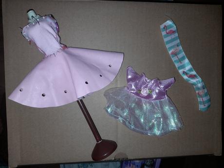 Stojan pro švadlenku, švadlenka, šaty na barbie, 