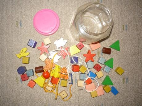 Puzzle,dřevěné kostky a navlékací korálky,