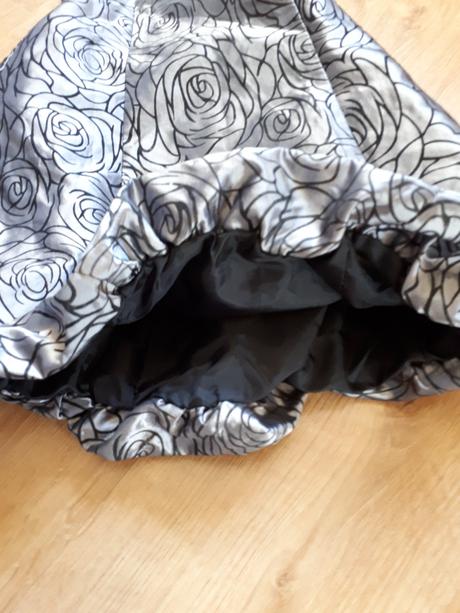 Krásné sváteční balónkové šaty, 122