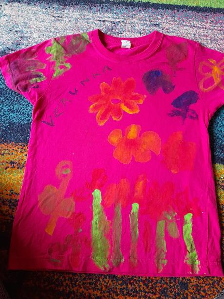 Sytě růžové bavlněné triko s barvami verunka, 116