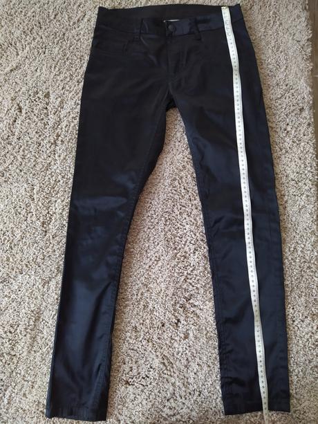 Černé lesklé kalhoty, 152