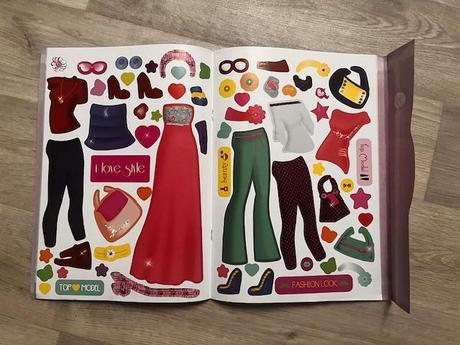 Sešit pro mladou návrhářku se samolepkami,