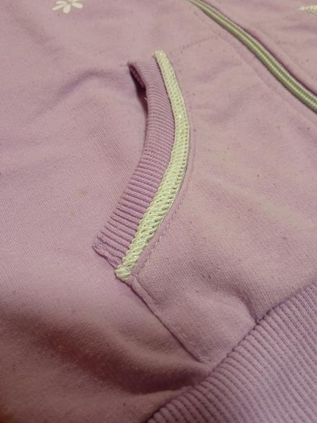 Fialková mikinka, 104