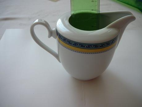 Malá porcelánová konvička, 