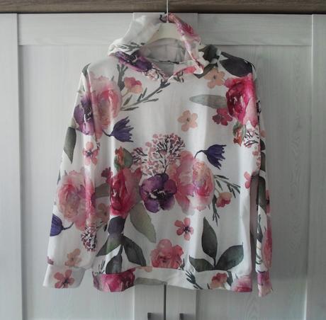Bílá květovaná mikina mikinka s kapucí, 152