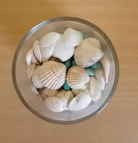 Sklenička s mušličkama a kamínkama, 