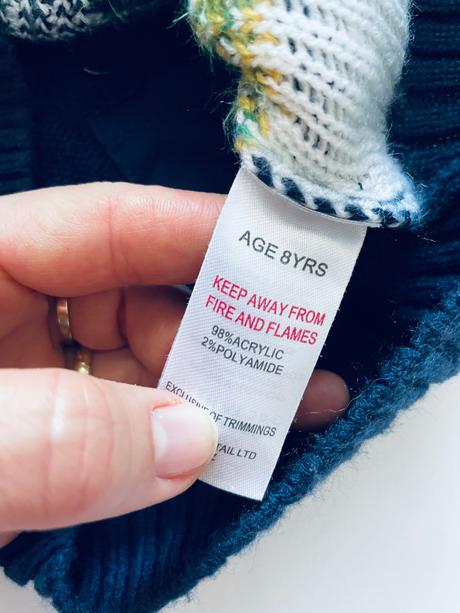 Svetr temně modrý - v. 8 let, 128