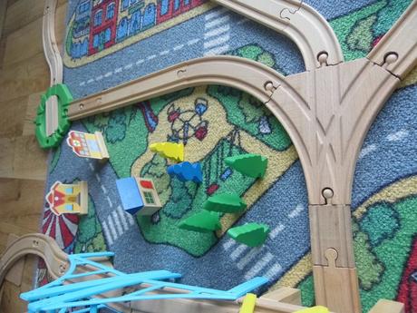 Dřevěné koleje vč. vláčků, vagónů apod., 