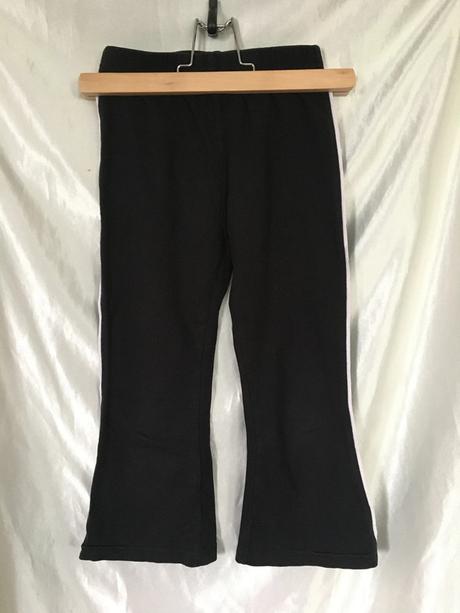 Vel. 110 černé zvonové tenké tepláky, 110