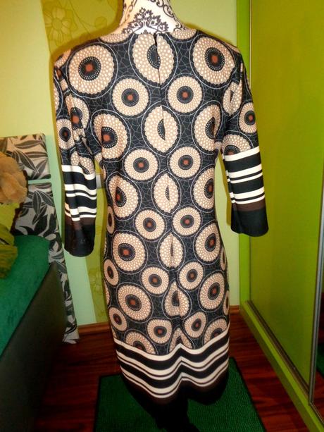 Krásné hnědočerné šaty, l