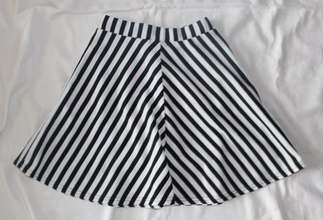 Ub127. teplejší černo-bílá rozšíř.sukně 12-13 let, 158