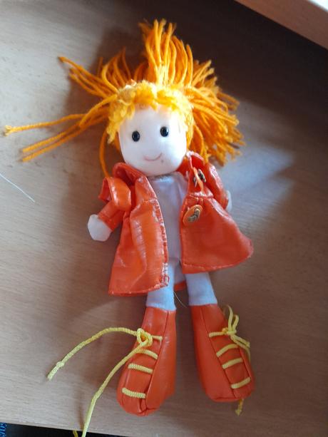 Panenka oranžová látková hraná, 