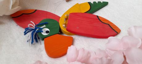Závěsná hračka - papoušek dřevěný žíhaný, 