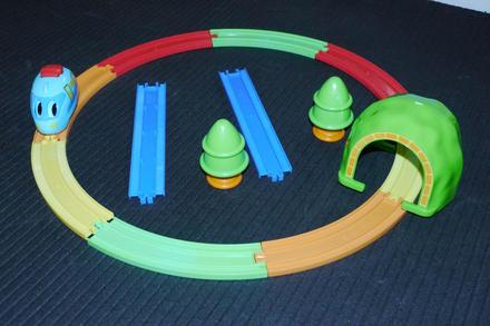 Plastovy vlacek a draha,