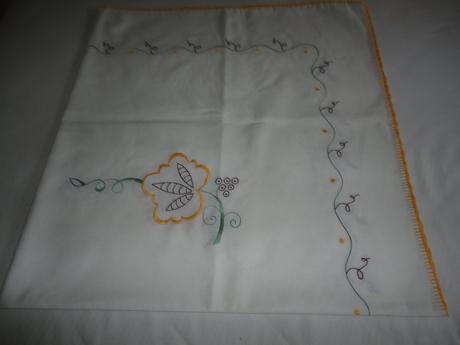 Velký, ručně vyšívaný bílý ubrus, 