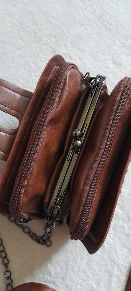 Malá hnědá kabelka crossbody, 