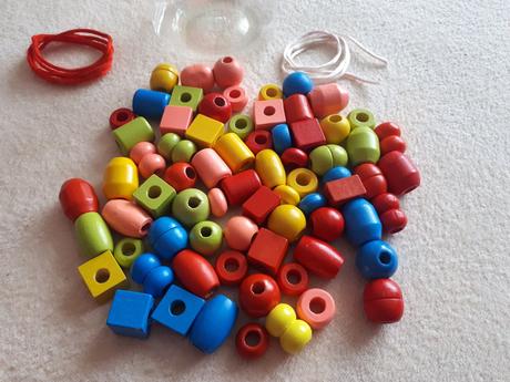 Babu - velké dřevěné barevné korálky na navlékání,