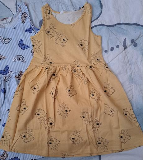 2x šaty zajíčci a motýlci, h&m,122