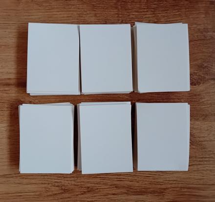 Kartičky z tvrdého papíru,