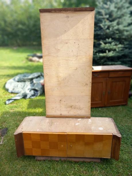 Starý nábytek se šachovnicí op závody, 