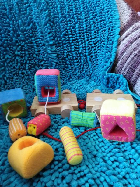 Dřevěná mašinka s plyšovými vagony, 