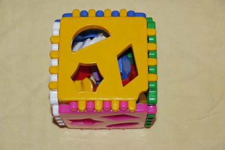 Kostka na vkladani ruznych tvaru,